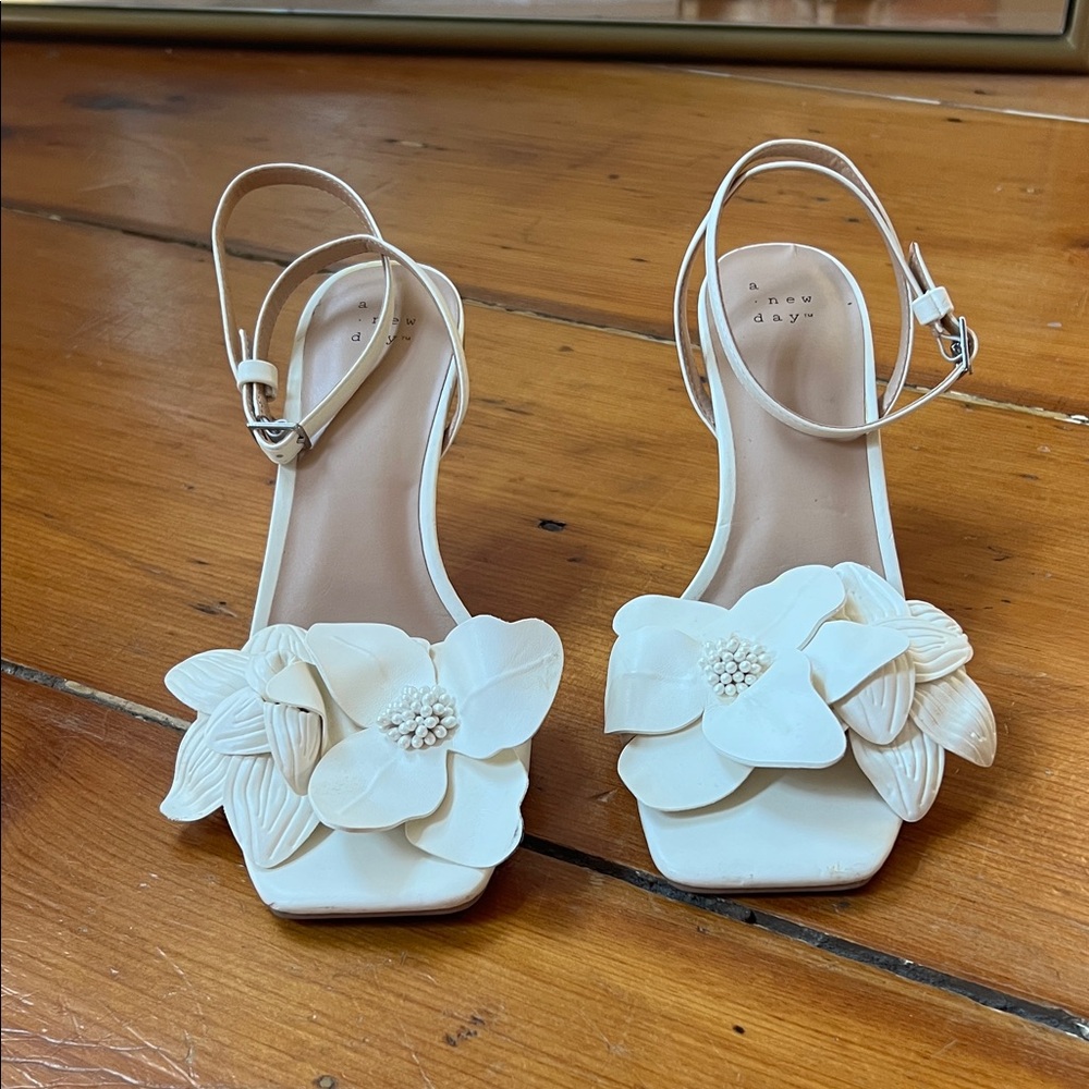 Elegant Cream Floral Women's Sandals